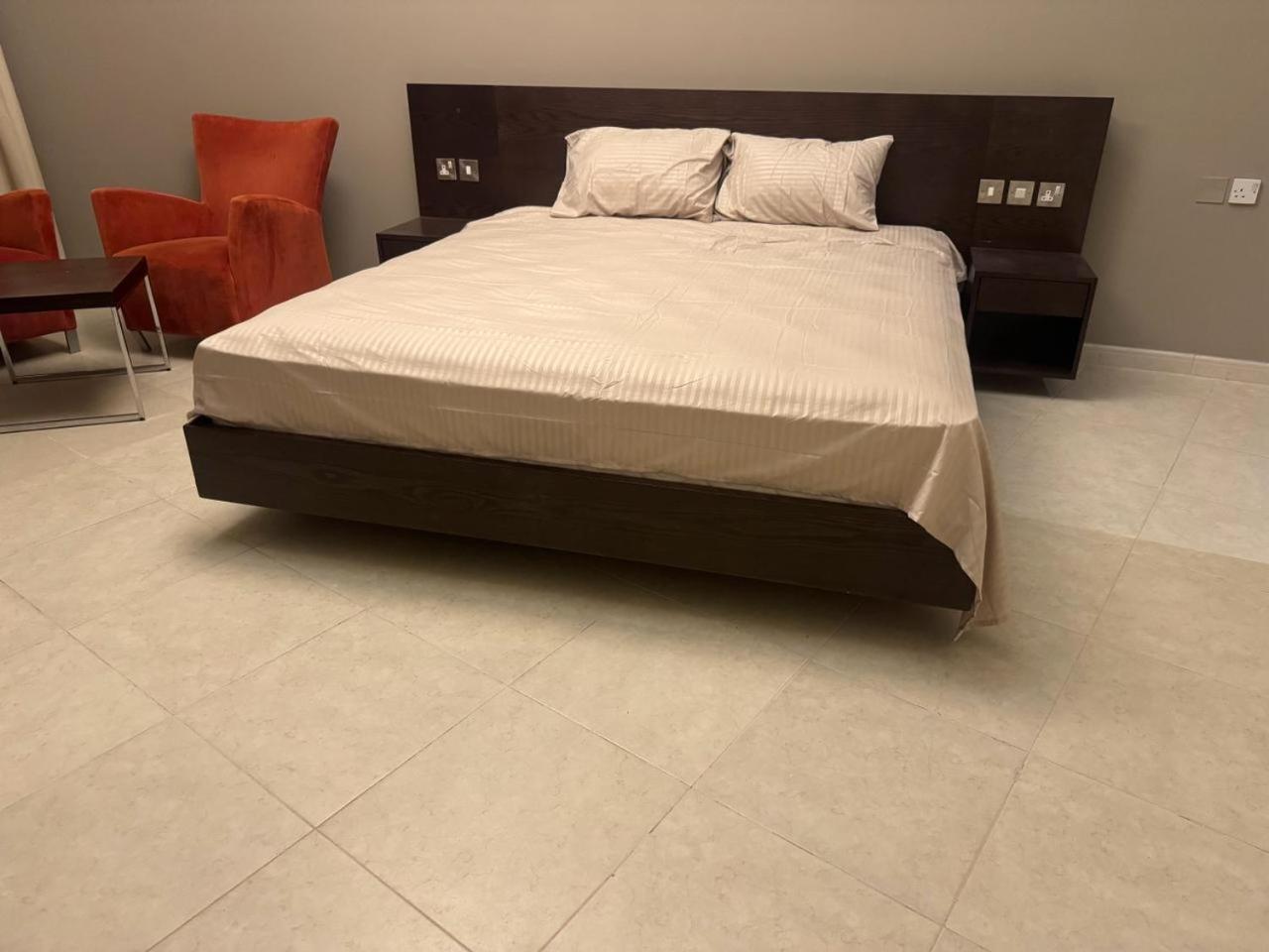 Provis Apartment Шарджа Екстериор снимка